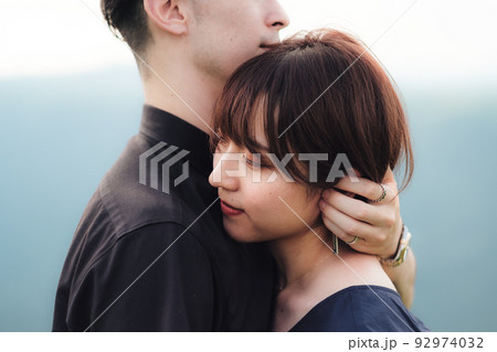 ハグする男女 92974032