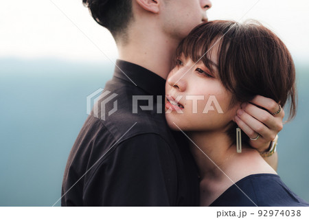 ハグする男女 ハグする男女 92974038