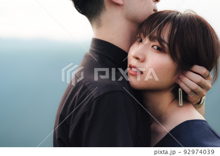 ハグする男女 92974039