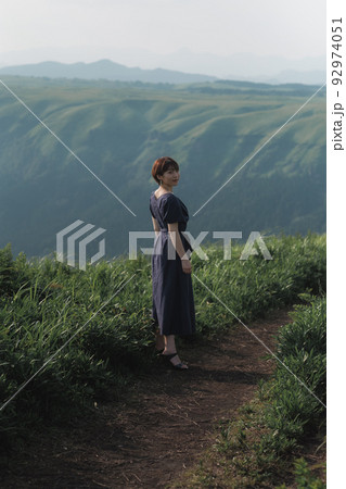大自然の中で佇む女性 大自然の中で佇む女性 92974051