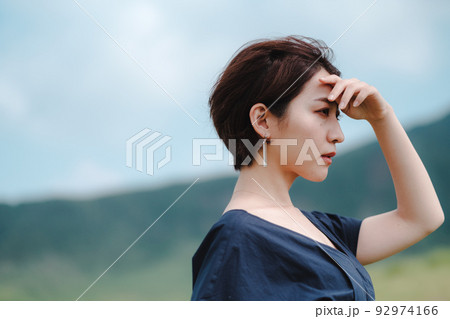 大自然で風を感じる女性 92974166