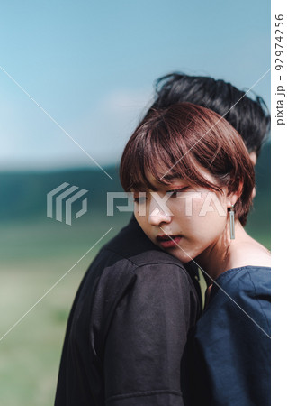 ハグする男女 ハグする男女 92974256