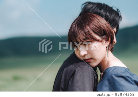 ハグする男女 92974258