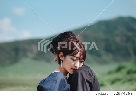 ハグする男女 92974268