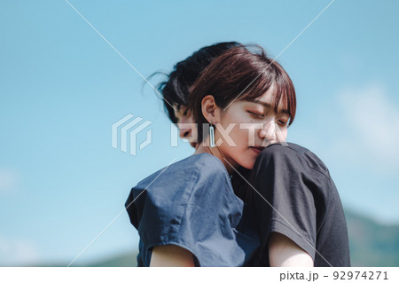 ハグする男女 ハグする男女 92974271