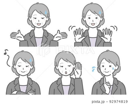 とぼけるスーツの高齢女性 92974819