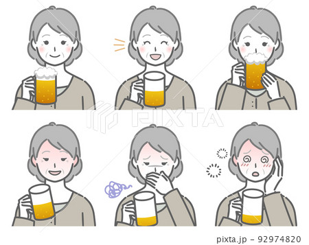 お酒を飲む私服の高齢女性 92974820