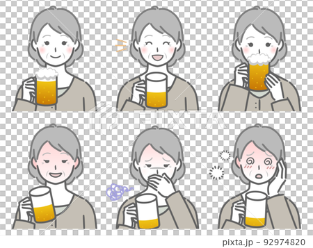 お酒を飲む私服の高齢女性 92974820