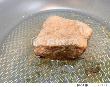 フライパンで焼くステーキ　写真素材 92975454