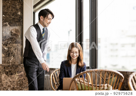 ラウンジで仕事をする人々 92975628