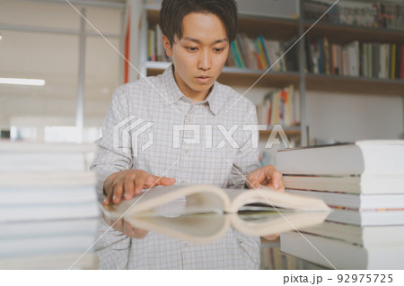 図書館で調べ物 92975725