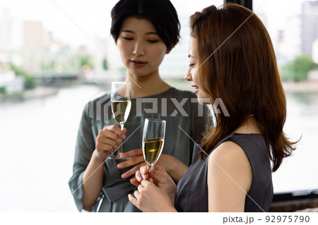 シャンパンを飲む女性 シャンパンを飲む女性 92975790