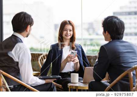 ラウンジで働く人々 ラウンジで働く人々 92975807
