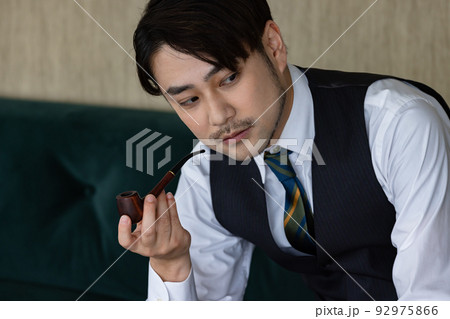 パイプタバコを吸うかっこいい男性 パイプタバコを吸うかっこいい男性 92975866
