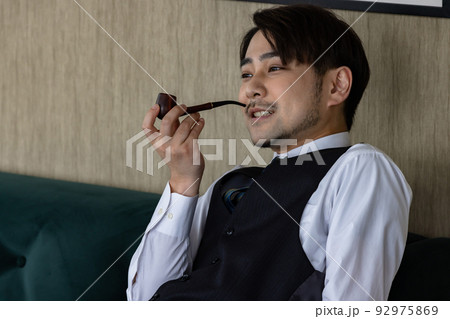 パイプタバコを吸うかっこいい男性の写真素材 [92975869] - PIXTA