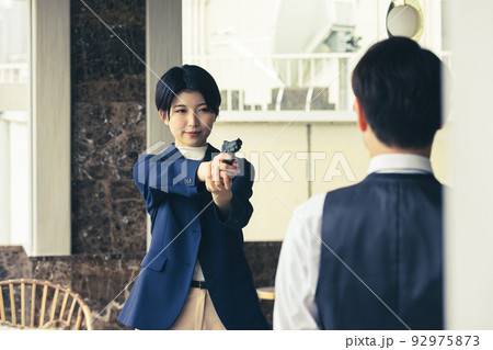 拳銃を構える刑事 92975873