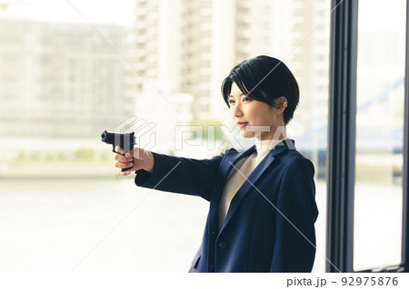 拳銃を構える刑事 拳銃を構える刑事 92975876