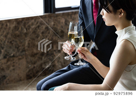 シャンパンで乾杯をするカップル シャンパンで乾杯をするカップル 92975896