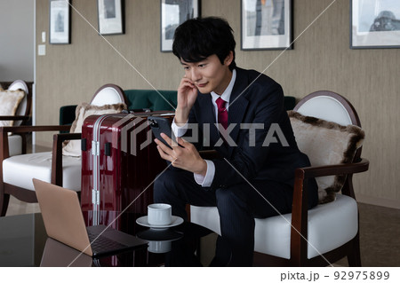 ラウンジで仕事をするビジネスマン 92975899