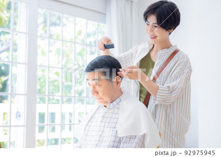 美容師さんに髪のお手入れをしてもらうシニア男性 美容師さんに髪のお手入れをしてもらうシニア男性 92975945
