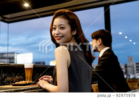 オシャレな店でデート 92975978