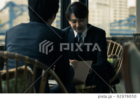 ラウンジで打合せ ラウンジで打合せ 92976050