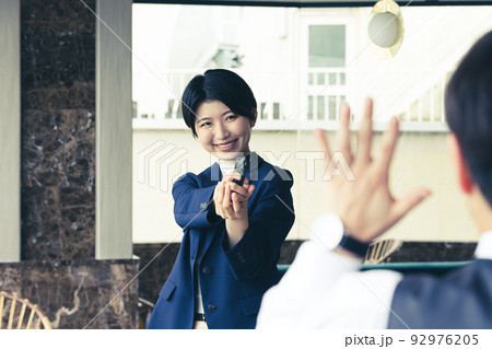 拳銃を構える刑事 92976205