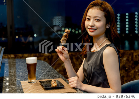 焼き鳥を食べる女性 焼き鳥を食べる女性 92976246
