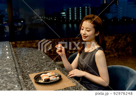 お寿司を食べる女性 92976248