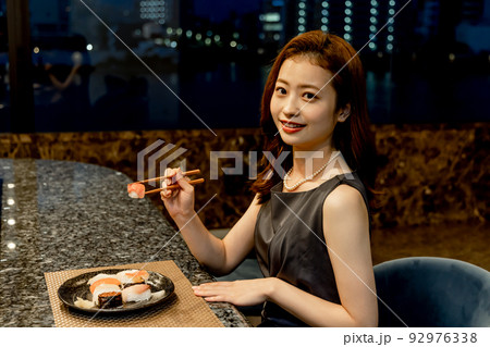 お寿司を食べる女性の写真素材 [92976338] - PIXTA