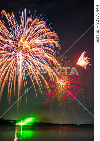真夏の夜空に大輪を咲かせる大きな美しい花火|石川県加賀市片山津温泉の柴山潟湖畔 真夏の夜空に大輪を咲かせる大きな美しい花火|石川県加賀市片山津温泉の柴山潟湖畔 92976444