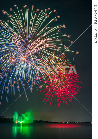 真夏の夜空に大輪を咲かせる大きな美しい花火｜石川県加賀市片山津温泉の柴山潟湖畔 92976448