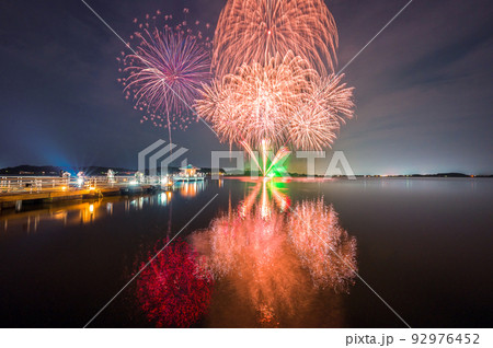 真夏の夜空に大輪を咲かせる大きな美しい花火|石川県加賀市片山津温泉の柴山潟湖畔 真夏の夜空に大輪を咲かせる大きな美しい花火|石川県加賀市片山津温泉の柴山潟湖畔 92976452