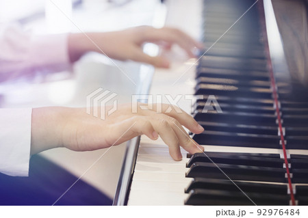 ピアノ演奏をする小学生女の子手元 92976484