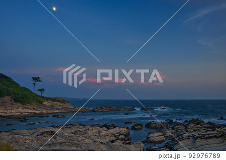 薄明の荒崎海岸　荒崎公園 92976789