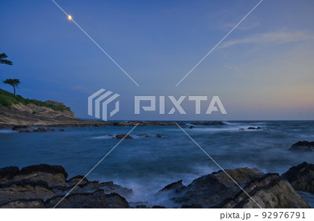 薄明の荒崎海岸　荒崎公園 92976791