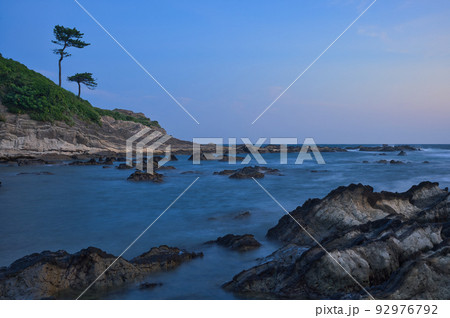 薄明の荒崎海岸　荒崎公園 92976792