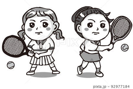 テニスする真剣な顔の女の子二人・モノクロ 92977184