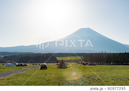 富士山を眺めながらのキャンプ 92977295