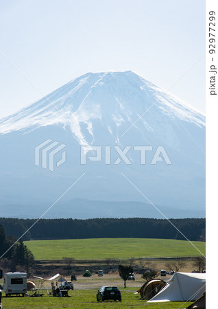 富士山を眺めながらのキャンプ 92977299