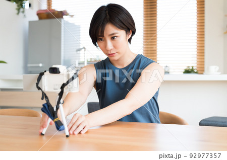 カメラを操作する女性 カメラを操作する女性 92977357