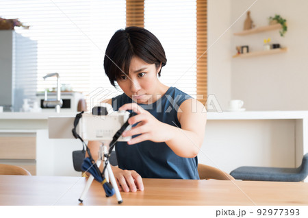 カメラを操作する女性 92977393