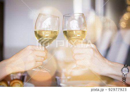 ワインで乾杯をする若い女性とミドル女性　母娘　親子 92977923