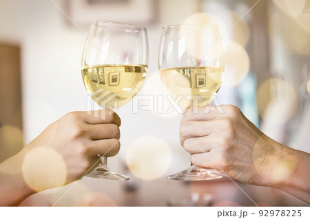 ワインで乾杯をする若い女性とミドル女性 母娘 親子 ワインで乾杯をする若い女性とミドル女性 母娘 親子 92978225