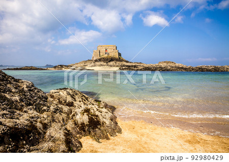Fortified castel, Fort du Petit Be, beach and sea, Saint-Malo city, Brittany, France 92980429