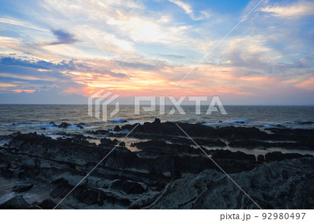 夕暮れの荒崎海岸 夕焼け空と波打ち際の風景 夕暮れの荒崎海岸 夕焼け空と波打ち際の風景 92980497
