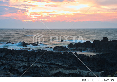 夕暮れの荒崎海岸　夕焼け空と波打ち際の風景 92980499
