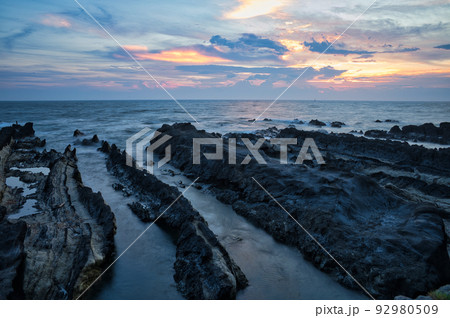 夕暮れの荒崎海岸 夕焼け空と波打ち際の風景 夕暮れの荒崎海岸 夕焼け空と波打ち際の風景 92980509