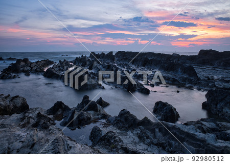夕暮れの荒崎海岸　夕焼け空と波打ち際の風景 92980512