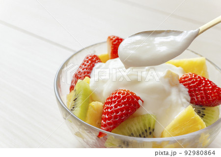 ヨーグルトを食べる。ヨーグルト、フルーツ、ビタミン、栄養素、朝食、デザートなど ヨーグルトを食べる。ヨーグルト、フルーツ、ビタミン、栄養素、朝食、デザートなど 92980864